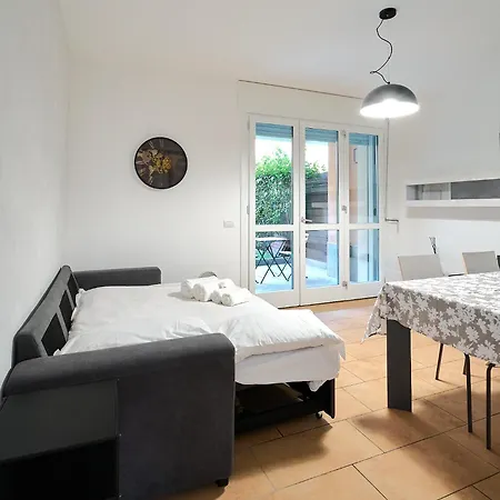 Xenia Apartments - Spacious And Bright New Flat With Garden-2